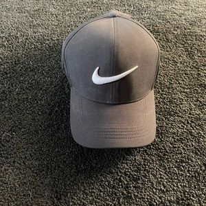 Mens black Nike golf hat.